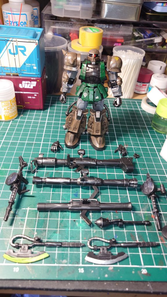 　はい！　GフレームFAのザクⅠと高機動型ザクⅡをニコイチでミキシング　どやぁ！　しっかし、武装満載やな！　ワンマンアーミー…ワンMSアーミーか！　ヒートホークは腰に納めた未使用時と使用時の2パターンにわけましたあ