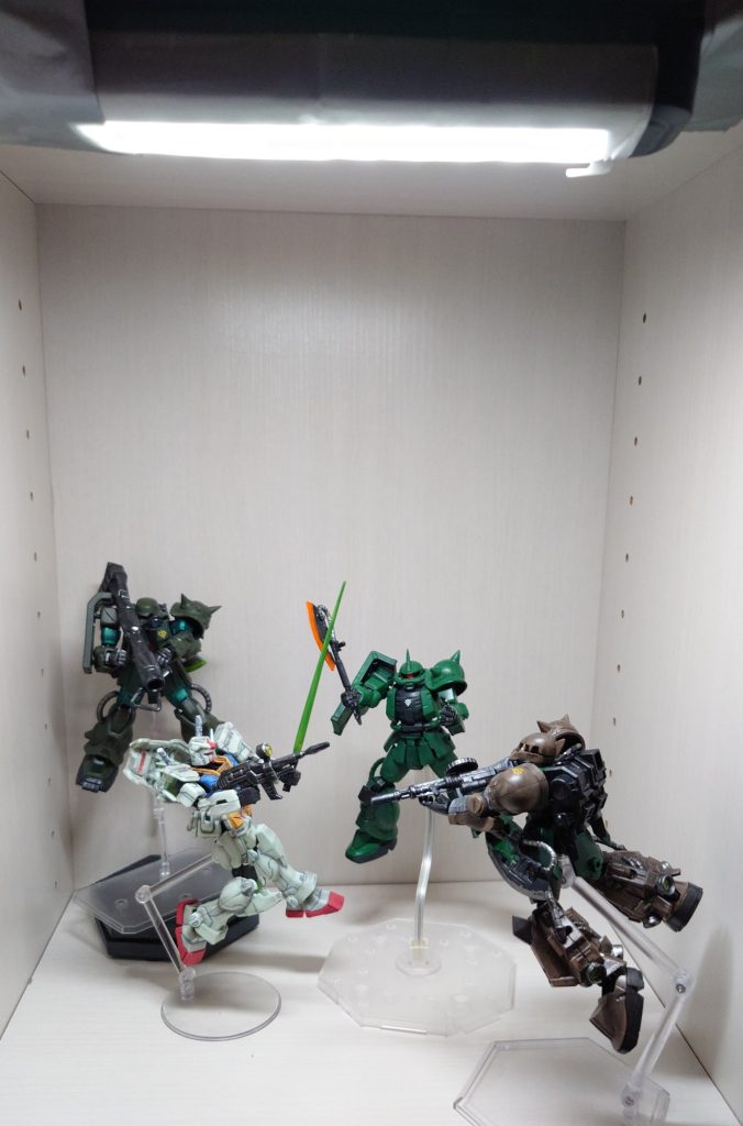 　はい！　Gフレームのザクが増えてきたので、戦闘情景シリーズを初めてみました　不定期投稿！　笑　撮影環境はまた本棚　作業灯をガムテで貼り付けました　笑　テープライト導入かな？　この企画は、与一さまの提案で、「色んな機体並べてみたら」というもので、どうせならデジラマで戦闘情景風にしてみました　時期的には、ソロモン戦直前くらいですかね　スレッガーさん、友情出演してくれました　笑　与一さん！　いかがですか？　そして他の方も戦闘情景をやってみませんか！　待ってるぜ！ハッキリ言おう　やったモン勝ちである　笑
