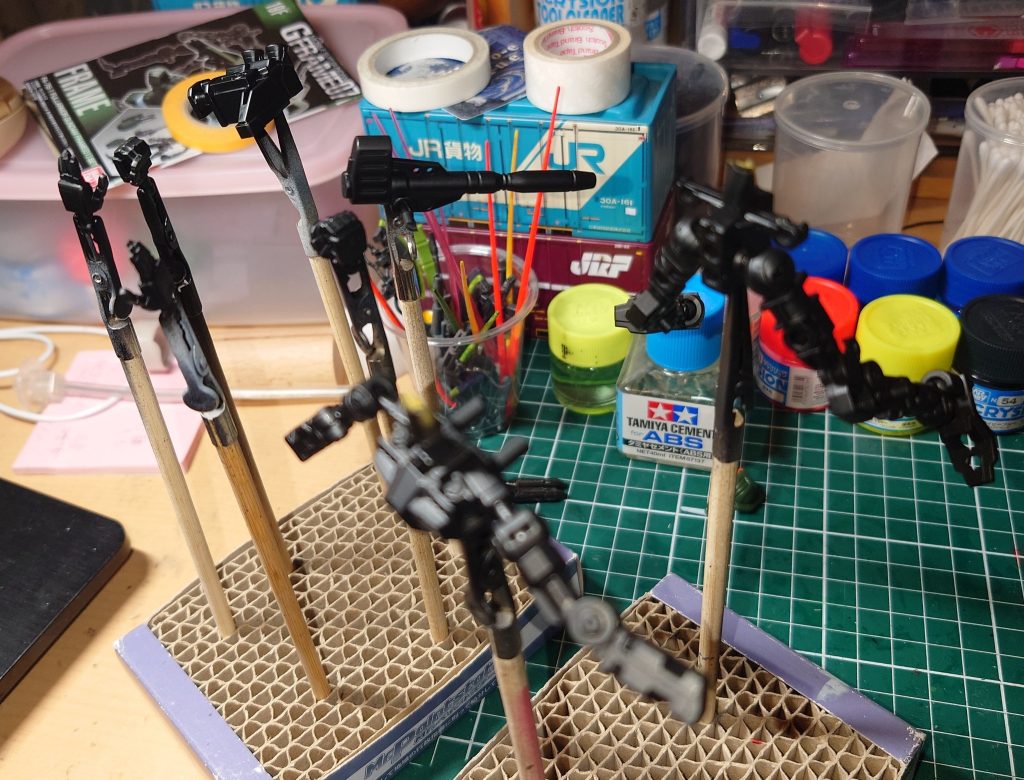 　製作過程を記していこう　Gフレーム・GフレームFAはアーマーセットとフレームセットに分かれており、まずはフレームとアーマーに完全に分けて、フレームを黒サフし、アーマーも黒サフかけられるように準備します　フレームや武装などは乾いたら銀でドライブラシかけて金属感を強調