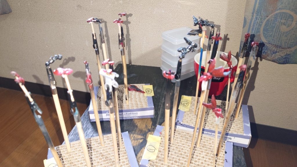 製作過程フレームを先に組み立て、外装パーツと共に持ち手棒につけて黒サフ　パーツの穴が小さいから、爪楊枝や竹串・両面テープを活用して固定　フレームはシルバーでドライブラシかけて金属感を強調　外装パーツは重ね塗り　乾燥に二〜三日かけようと考えてましたが、乾くと我慢出来ずに組みました　笑　まあ、ポロリに苦しみましたが…笑