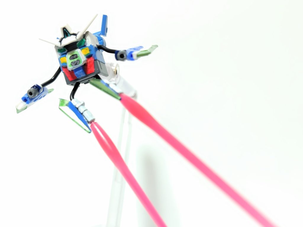 脚部のレイサーブレイドからもビームが出ます