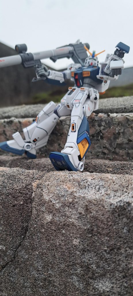 着地後ガトリングをババババッ。武器はバズーカがあったので持たせました。グラグラせず持たせること出来ました。