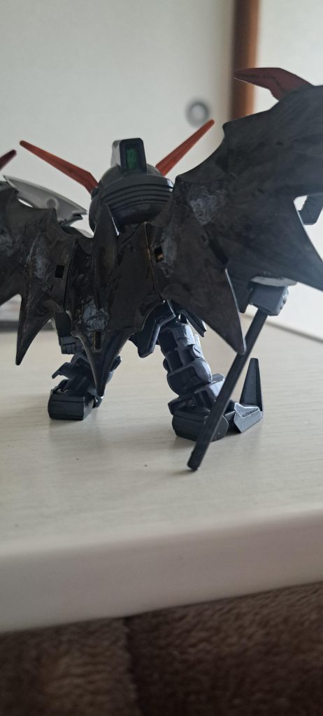 羽?下地塗ってスモークブラックを重ねたんですがムラだらけ。お恥ずかしい。そのムラがコウモリの表面のようになったような、ただのムラのような。