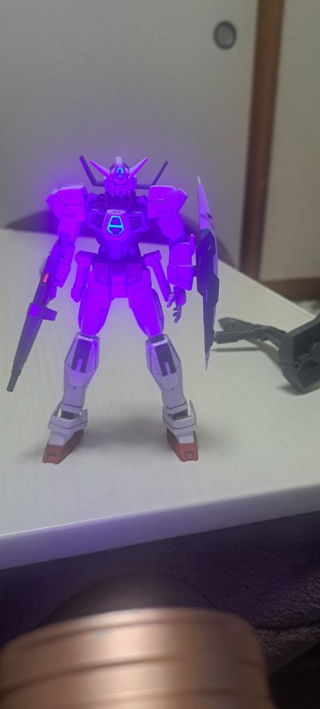 ピコーンの胸のとこも分割されてて塗るにも楽でした。額はちょっと老眼駆使しましたが。