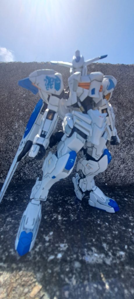 お天気良いので野外撮影で機体がバエルなだけに映えるといいなぁ。鉄血キットはお値段お財布に優しく、良く動き、良キットですが、なんせ腰が弱い、フニャフニャしております。