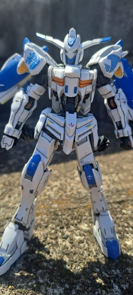 やっぱこんな天気は野外撮影が良いですね。アパートの下のおばちゃんも元気にこんにちはしてくれました。このところ夜勤続きなので昼間はおやすみなさいしてる事が多いですが。いやぁ実に爽やかないい日だ。バエル君も日を浴びて気持ち良さそうです。このコもホワイトはスルー、ちょっとグレーを差し色に。機体のホワイトにグレーのデカールがちょっとグレー薄かったか。今回もご覧頂きありがとうございました。今回ちょっと汚す勇気はなかったぁ。
