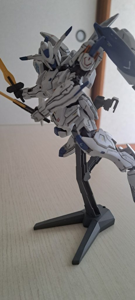 ギロッ