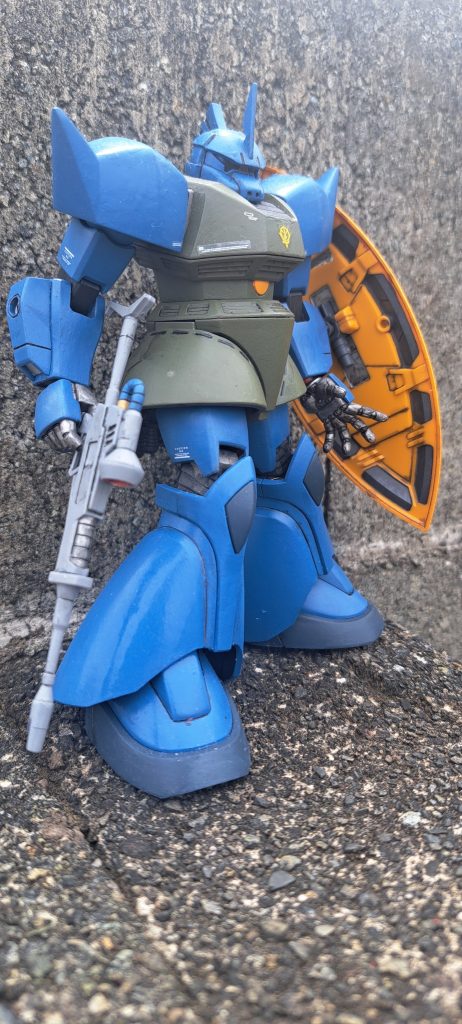 シールド裏は横着して墨入れのみ。たまに押入れに控えてるガンプラを見返すと今ならこうしてる、ああしてる懐かしく感じます。もう一度手を加えてみようかとも思ったんですが、当時の作りはそのままにしておくことにしました。ご覧頂きありがとうございました。