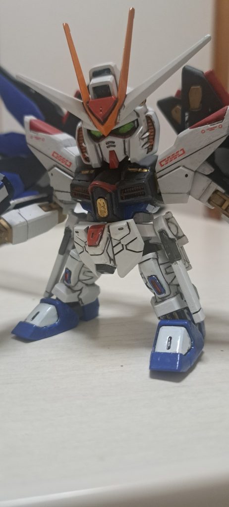 肩と腕も凸の丸いとこを少しヤスったらはまりました。HGをSD風にしたりするモデラーさんいたり、移植したりする方の作品や映像を観たりしてて思いつきました。
