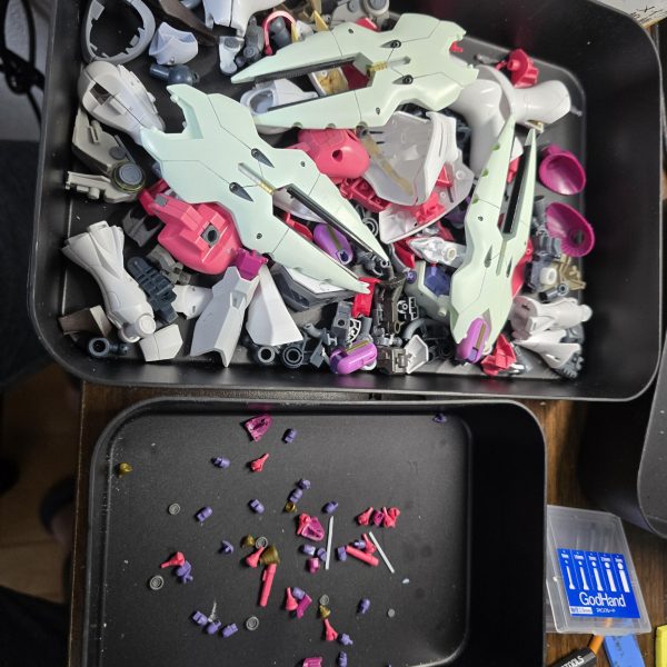 なんやかんや塗装前まで出来あがりました！今回はエフェクトを作成したいと思い、グルーガンで見様見真似、やってみました。結果は…れ、練習すればもう少しかっこよくなるかも…？そして今回は初めての水性塗料デビュー…果たして上手く塗れるか！頑張ります(*´ω｀*)（3枚目）