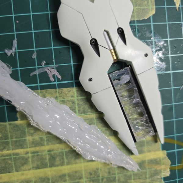 なんやかんや塗装前まで出来あがりました！今回はエフェクトを作成したいと思い、グルーガンで見様見真似、やってみました。結果は…れ、練習すればもう少しかっこよくなるかも…？そして今回は初めての水性塗料デビュー…果たして上手く塗れるか！頑張ります(*´ω｀*)（4枚目）