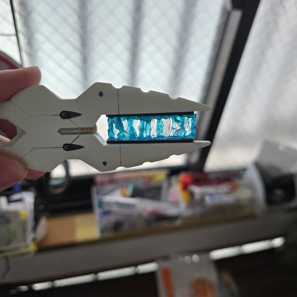 なんやかんや塗装前まで出来あがりました！今回はエフェクトを作成したいと思い、グルーガンで見様見真似、やってみました。結果は…れ、練習すればもう少しかっこよくなるかも…？そして今回は初めての水性塗料デビュー…果たして上手く塗れるか！頑張ります(*´ω｀*)（5枚目）
