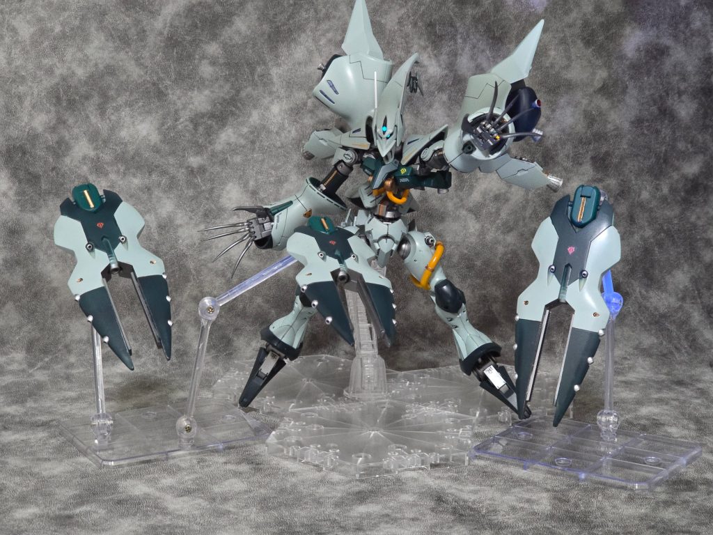 スカートファンネルを展開。お化け火力がでます。ビームサーベルを出して突っ込ませるという運用も可能です。