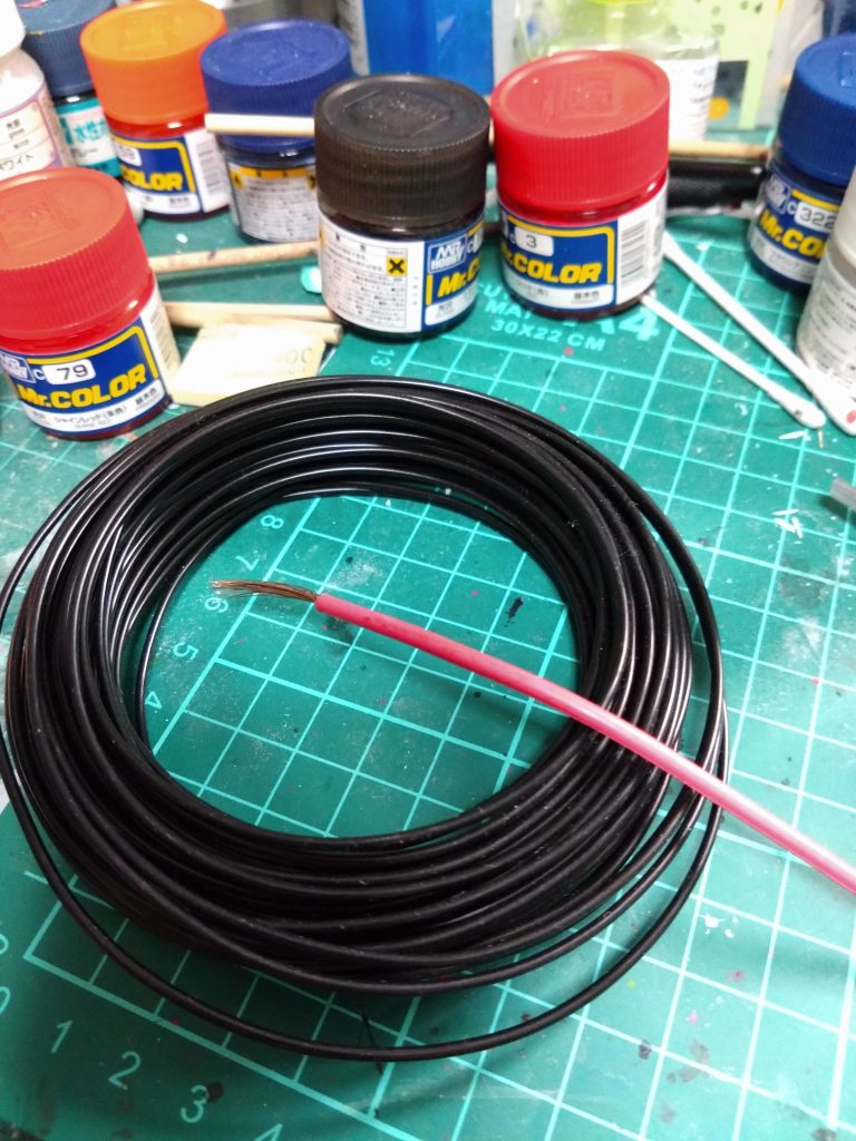 桜の木は被覆針金で芯を作ってスピーカーコードの被覆剥いて枝とし、瞬間接着剤で針金に接着。写真無いですけど100均のピンクのスポンジを水を吸わせて冷凍。固まったスポンジをおろし金で細かくしてから乾燥させます。