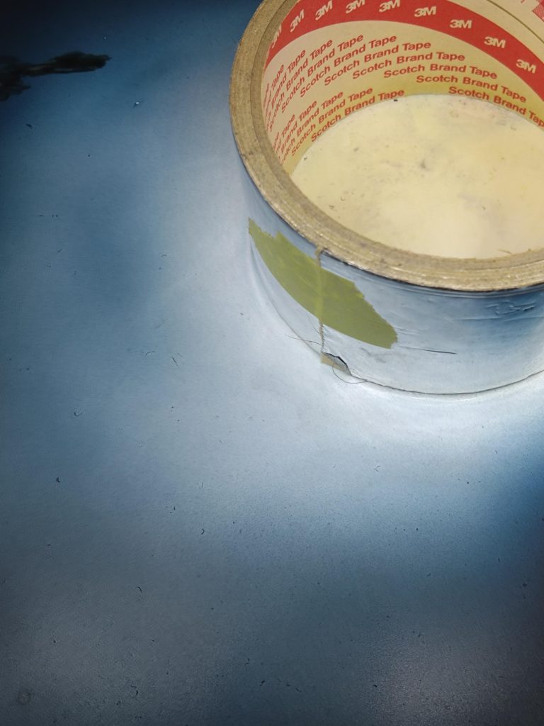 背景はプラ板に塗装。月は近くにあったアルミテープの内側に黄色を薄く吹いてます。