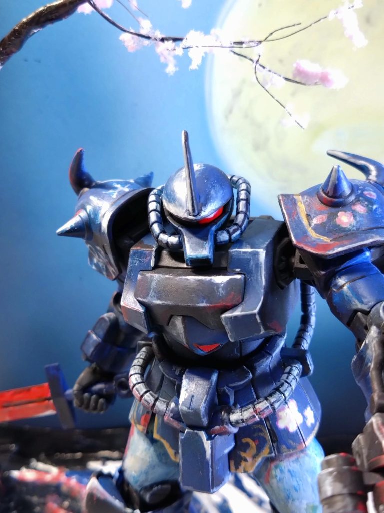 塗装がわかるように少しアップです。顔が下を向いても前側が少し広くてモノアイが見える様に頭のパーツの後側と動力パイプ付け根のパーツを少し削ってます。モノアイも通常とは違って横長に大きくしてシャインレッドに塗ってます。