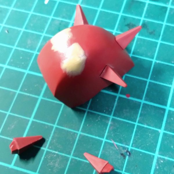 中々制作意欲が湧かないのですが、少しだけエッジ部分にスジボリしました。久しぶりのスジボリはやはり難しい。アーマーのスパイク外した部分をパテ埋めしました。乾燥後ヤスリがけします。あまり進んでないので過去作品のデジラマのせてみます。😅&nbsp;（2枚目）