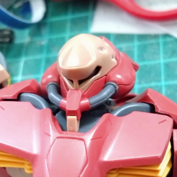 中々意欲が沸かなくて手が遅いのですがメッサーの続きです。少しずつスジボリやプラ板追加してます。スジボリデザインやディティールアップ案が全然浮かばず考え中。とりあえずスパイク外して位置変えてみたりしてます。ヤル気に火が入らず超スローペースとなってます。バルカン部分も少し削りました。もう少し調整すると思います。モノアイ部分は見づらそうなので広げてみようかなぁ？🤔（4枚目）