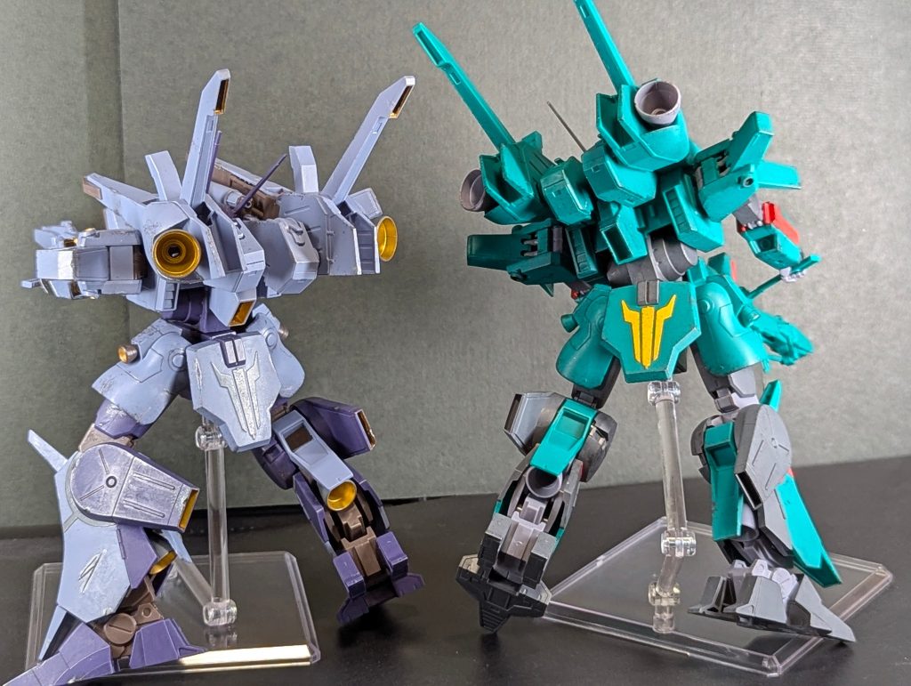 バックショットUC版はダクトやバーニア部分にゴールド(作例はオレンジ)通常版は赤、黄色部分を少し塗装