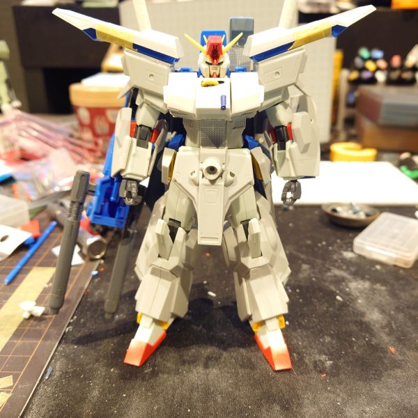 加工あんまりしたことないので頑張ってやってみました。旧キットのフルアーマーZZが手に入りMGのフルアーマーZZver.kaが盛り上がってましたが自分はhgucのみ作っていたのでなんとかできないかなって調べていたら旧キットでやっている方々がいらしたので自分もやろうと決意して作成開始、約一ヶ月間仕事終わりにちょくちょくやってなんとか形になりました。最初結構簡単にできそうだなって思いましたが、加工が大変で、アーマーもパージできるようにネオジム磁石仕込んだり、足のアーマー少し横幅の間隔詰めたり、バックパックの延長と肩バインダー？を最初旧キットのバインダーを重ねたりしましたがなんか分厚なりすぎたので、元のZZバインダーを延長して作成しました、ただ写真撮り忘れましたが(泣)胴体のアーマーが一番しっくりこなくて、胴体に合わせてプラ版で作成ししてみました。後分かりにくいですが、zzのヘッドも少し加工してます。フェイスパーツの短縮加工約1mm、ハイメガキャノンのところはランナー使用して延長加工してみました。（2枚目）