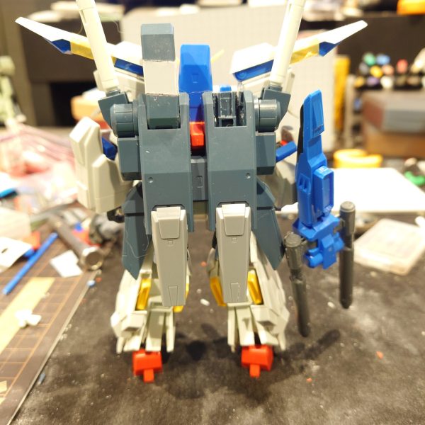 加工あんまりしたことないので頑張ってやってみました。旧キットのフルアーマーZZが手に入りMGのフルアーマーZZver.kaが盛り上がってましたが自分はhgucのみ作っていたのでなんとかできないかなって調べていたら旧キットでやっている方々がいらしたので自分もやろうと決意して作成開始、約一ヶ月間仕事終わりにちょくちょくやってなんとか形になりました。最初結構簡単にできそうだなって思いましたが、加工が大変で、アーマーもパージできるようにネオジム磁石仕込んだり、足のアーマー少し横幅の間隔詰めたり、バックパックの延長と肩バインダー？を最初旧キットのバインダーを重ねたりしましたがなんか分厚なりすぎたので、元のZZバインダーを延長して作成しました、ただ写真撮り忘れましたが(泣)胴体のアーマーが一番しっくりこなくて、胴体に合わせてプラ版で作成ししてみました。後分かりにくいですが、zzのヘッドも少し加工してます。フェイスパーツの短縮加工約1mm、ハイメガキャノンのところはランナー使用して延長加工してみました。（3枚目）