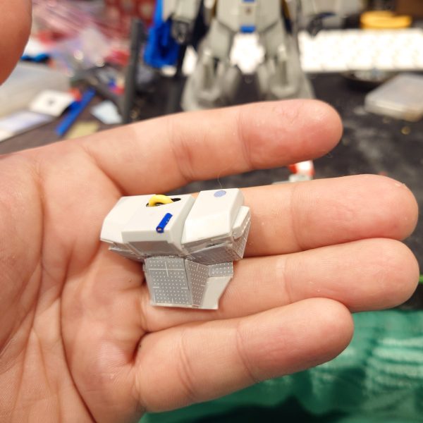 加工あんまりしたことないので頑張ってやってみました。旧キットのフルアーマーZZが手に入りMGのフルアーマーZZver.kaが盛り上がってましたが自分はhgucのみ作っていたのでなんとかできないかなって調べていたら旧キットでやっている方々がいらしたので自分もやろうと決意して作成開始、約一ヶ月間仕事終わりにちょくちょくやってなんとか形になりました。最初結構簡単にできそうだなって思いましたが、加工が大変で、アーマーもパージできるようにネオジム磁石仕込んだり、足のアーマー少し横幅の間隔詰めたり、バックパックの延長と肩バインダー？を最初旧キットのバインダーを重ねたりしましたがなんか分厚なりすぎたので、元のZZバインダーを延長して作成しました、ただ写真撮り忘れましたが(泣)胴体のアーマーが一番しっくりこなくて、胴体に合わせてプラ版で作成ししてみました。後分かりにくいですが、zzのヘッドも少し加工してます。フェイスパーツの短縮加工約1mm、ハイメガキャノンのところはランナー使用して延長加工してみました。（4枚目）