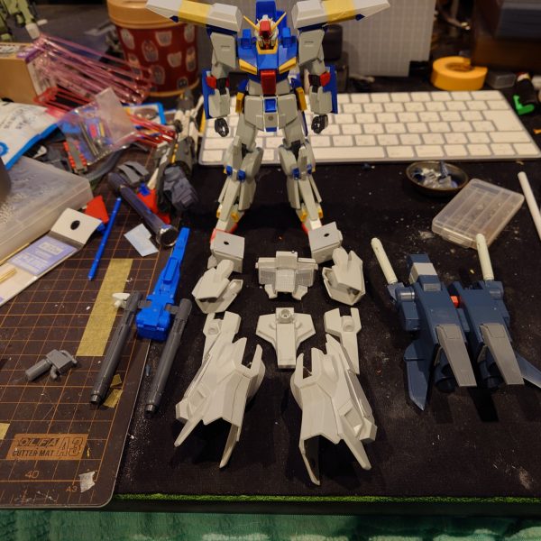 加工あんまりしたことないので頑張ってやってみました。旧キットのフルアーマーZZが手に入りMGのフルアーマーZZver.kaが盛り上がってましたが自分はhgucのみ作っていたのでなんとかできないかなって調べていたら旧キットでやっている方々がいらしたので自分もやろうと決意して作成開始、約一ヶ月間仕事終わりにちょくちょくやってなんとか形になりました。最初結構簡単にできそうだなって思いましたが、加工が大変で、アーマーもパージできるようにネオジム磁石仕込んだり、足のアーマー少し横幅の間隔詰めたり、バックパックの延長と肩バインダー？を最初旧キットのバインダーを重ねたりしましたがなんか分厚なりすぎたので、元のZZバインダーを延長して作成しました、ただ写真撮り忘れましたが(泣)胴体のアーマーが一番しっくりこなくて、胴体に合わせてプラ版で作成ししてみました。後分かりにくいですが、zzのヘッドも少し加工してます。フェイスパーツの短縮加工約1mm、ハイメガキャノンのところはランナー使用して延長加工してみました。（5枚目）