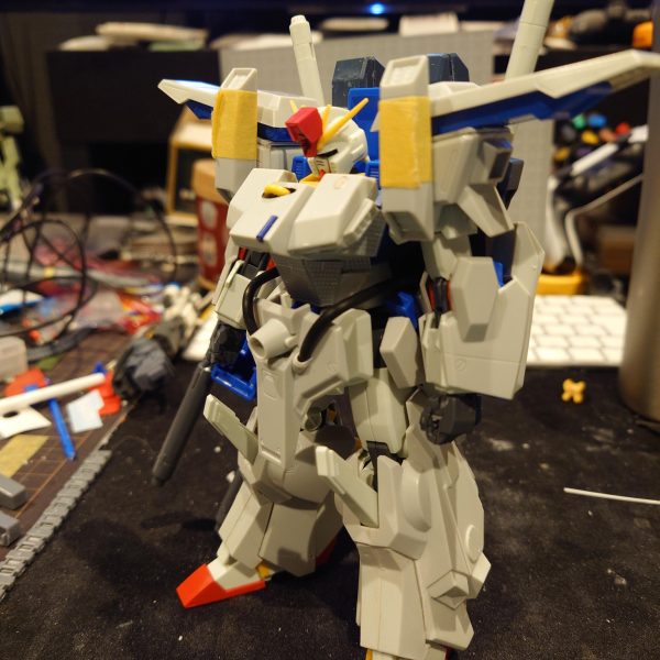 加工あんまりしたことないので頑張ってやってみました。旧キットのフルアーマーZZが手に入りMGのフルアーマーZZver.kaが盛り上がってましたが自分はhgucのみ作っていたのでなんとかできないかなって調べていたら旧キットでやっている方々がいらしたので自分もやろうと決意して作成開始、約一ヶ月間仕事終わりにちょくちょくやってなんとか形になりました。最初結構簡単にできそうだなって思いましたが、加工が大変で、アーマーもパージできるようにネオジム磁石仕込んだり、足のアーマー少し横幅の間隔詰めたり、バックパックの延長と肩バインダー？を最初旧キットのバインダーを重ねたりしましたがなんか分厚なりすぎたので、元のZZバインダーを延長して作成しました、ただ写真撮り忘れましたが(泣)胴体のアーマーが一番しっくりこなくて、胴体に合わせてプラ版で作成ししてみました。後分かりにくいですが、zzのヘッドも少し加工してます。フェイスパーツの短縮加工約1mm、ハイメガキャノンのところはランナー使用して延長加工してみました。（7枚目）