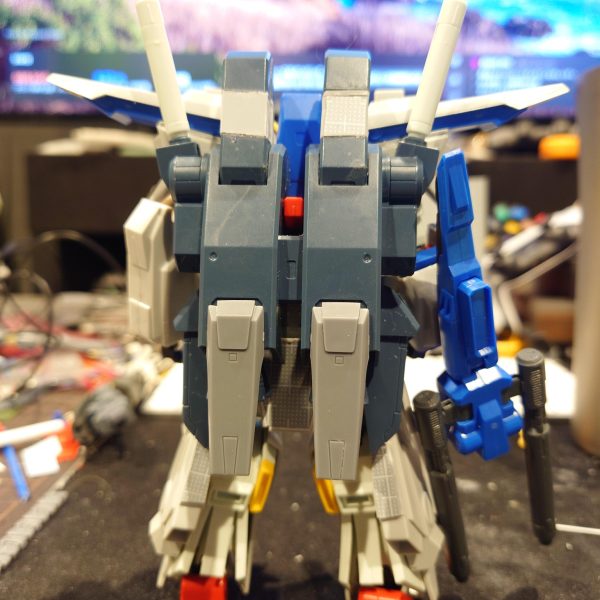 加工あんまりしたことないので頑張ってやってみました。旧キットのフルアーマーZZが手に入りMGのフルアーマーZZver.kaが盛り上がってましたが自分はhgucのみ作っていたのでなんとかできないかなって調べていたら旧キットでやっている方々がいらしたので自分もやろうと決意して作成開始、約一ヶ月間仕事終わりにちょくちょくやってなんとか形になりました。最初結構簡単にできそうだなって思いましたが、加工が大変で、アーマーもパージできるようにネオジム磁石仕込んだり、足のアーマー少し横幅の間隔詰めたり、バックパックの延長と肩バインダー？を最初旧キットのバインダーを重ねたりしましたがなんか分厚なりすぎたので、元のZZバインダーを延長して作成しました、ただ写真撮り忘れましたが(泣)胴体のアーマーが一番しっくりこなくて、胴体に合わせてプラ版で作成ししてみました。後分かりにくいですが、zzのヘッドも少し加工してます。フェイスパーツの短縮加工約1mm、ハイメガキャノンのところはランナー使用して延長加工してみました。（6枚目）