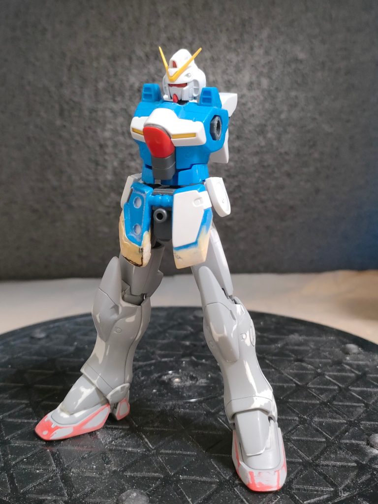 今回は脱初心者を目指して製作。なので工作模色々と挑戦。①アンテナシャープ化②首1ミリ延長③手首短縮④スカートの延長⑤大腿部の切れ目を一体化⑥スカート、膝裏、足の裏の成形⑦スジ彫りの追加とりあえず見切り発車でノリで進ました💦