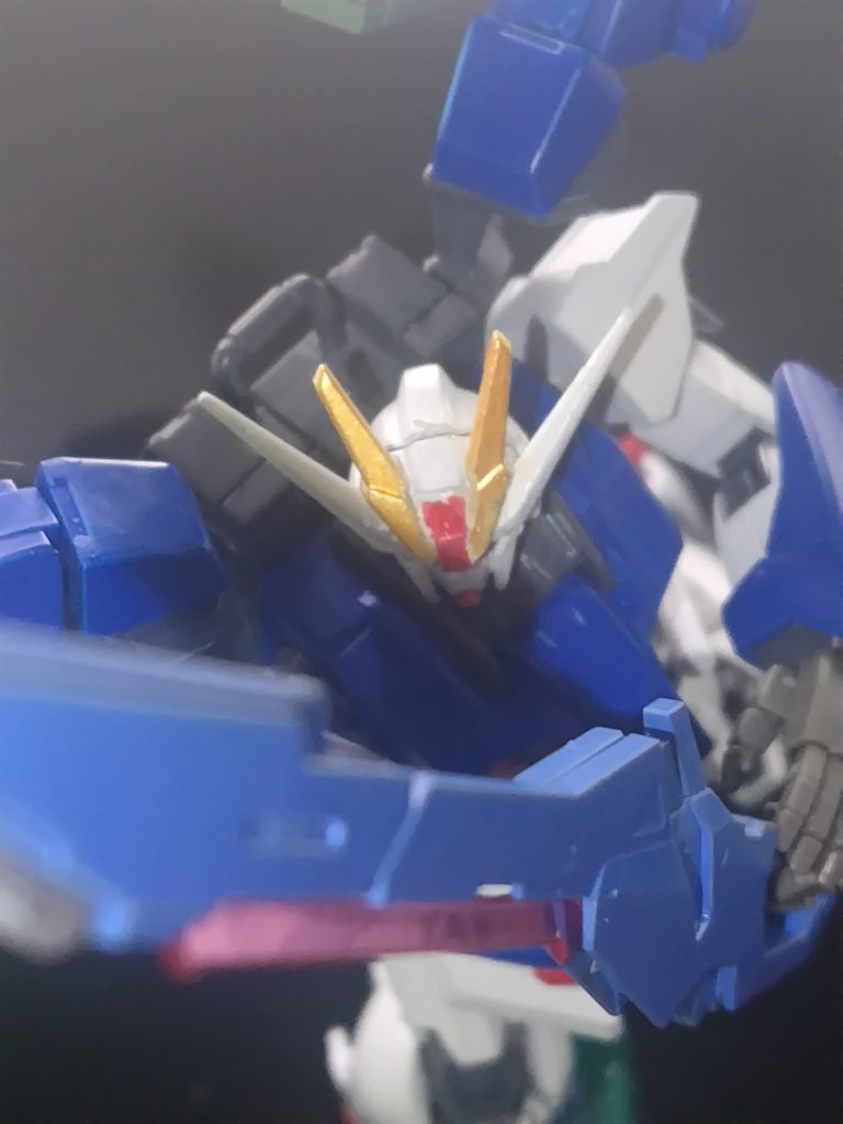 バスターソードはダブルオースカイのもう1つのベース機体であるデスティニーに寄せて塗装、また先端の刃はシルバーで塗装。ロングライフルも持ち手はグレーで本体は同様にグリーンで塗装している。