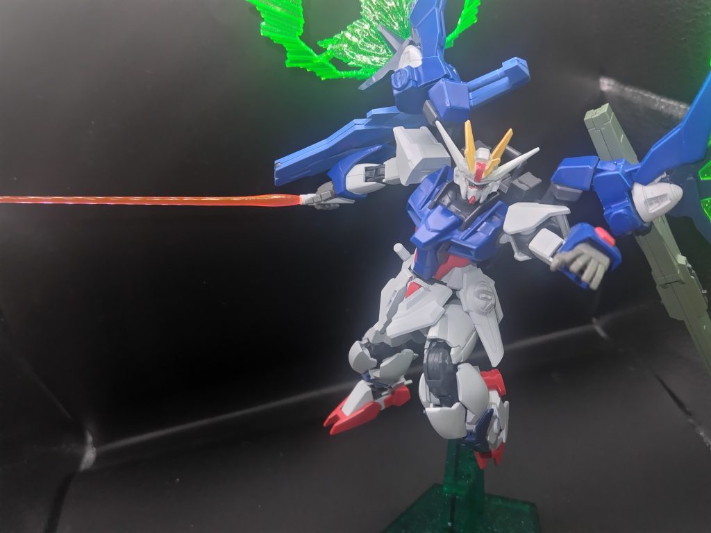 ビームサーベルは可変出力式でありダガーモードとサーベルモードを使い分け可能。エクシアみたいな投擲に用いたりバスターソードでは不利な乱戦に特化している。光の翼は太陽炉の粒子をデスティニーのヴォアチュール・リュミエールによって極限まで加速することで残像効果を持つ上にGN粒子によるフィールドの展開、V2のようなビームサーベル機能など複数の機能を有する。