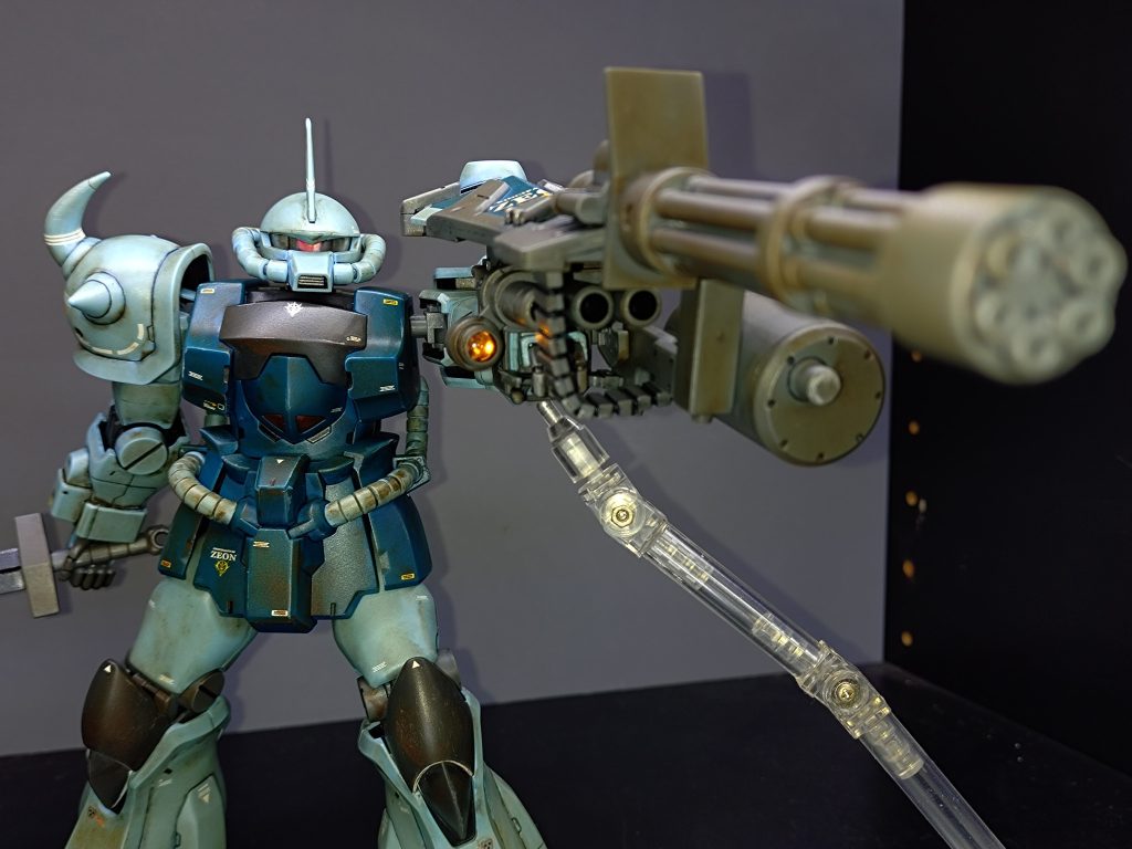 ガトリングシールドが重過ぎて、肩のポリキャップは全然効きません(笑)多分、効く位に軸を太らせたらポリキャップが割れるかと思い怖くて出来ませんでした。バランスも悪くまず倒れます。それでも構えるのならスタンドを追加した方が安全です。