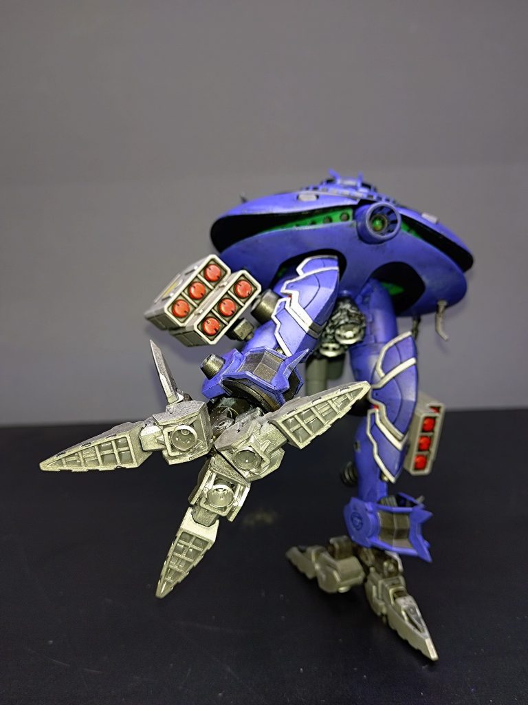 足の爪はコトブキヤのデモニックアームズから。この爪も旧キットのだと小さく細く感じたので大きいを付けました。足は最新のキットの物なので、片足立ちも可能となっております。