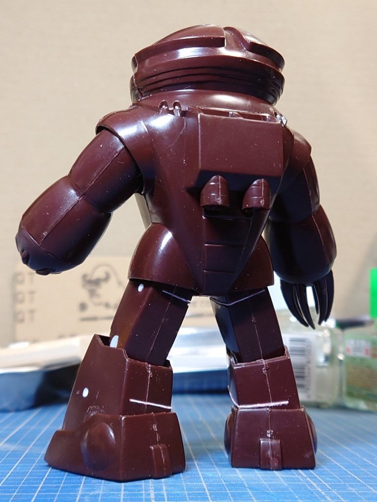 関節の土台を作るのにプラ棒やプラ板をブチ込んでいますが、キットの基本形状は全く弄っていないことがわかるかと思います。