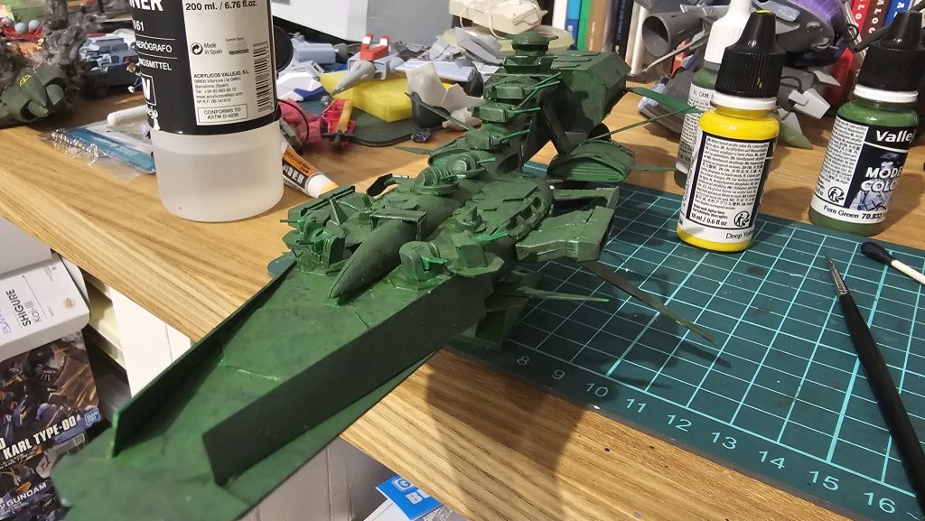 スプレー缶のあとルフトヴァッフェグリーン、ブラックグリーンなどを綿棒で叩くように塗装、その後筆でドライブラシ感覚で叩くように緑を乗せています。