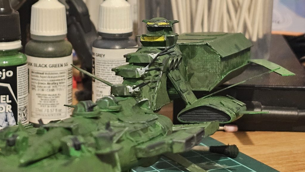 細かい部分を塗装した状態です。ここから更に、ダークグレイ、ブラウン、パールホワイトをドライブラシで角が出る部分に塗っていきます。