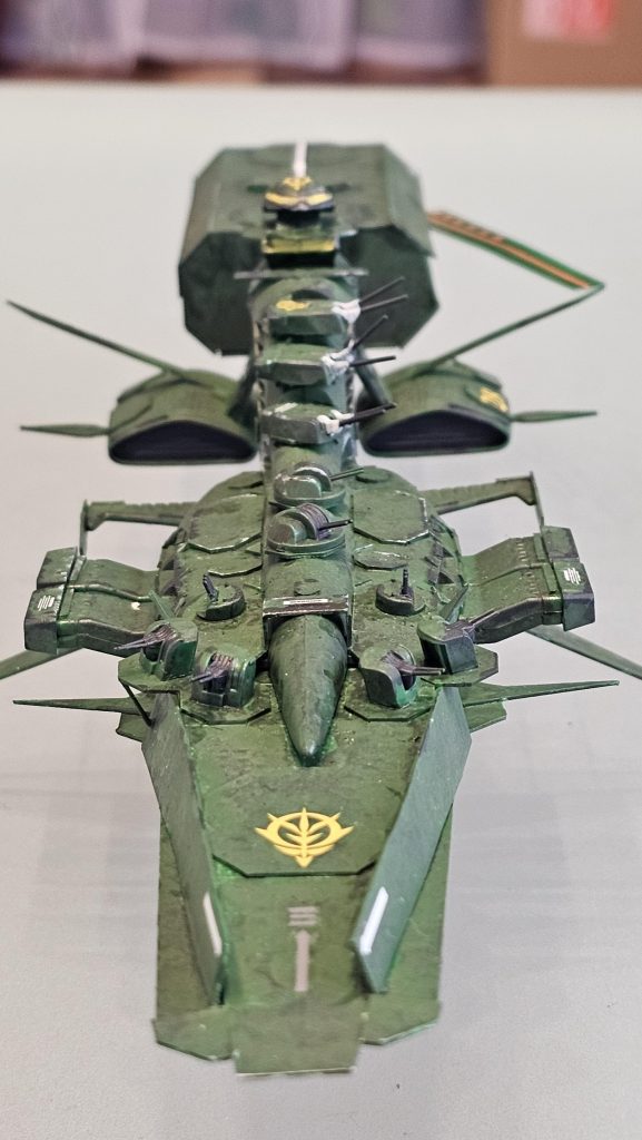 正面からの写真です。こムサイを取り払い、平たい形状にした上で、対空兵装を拡充しています。これも1/700の日本軍装備の予備からもってきました。