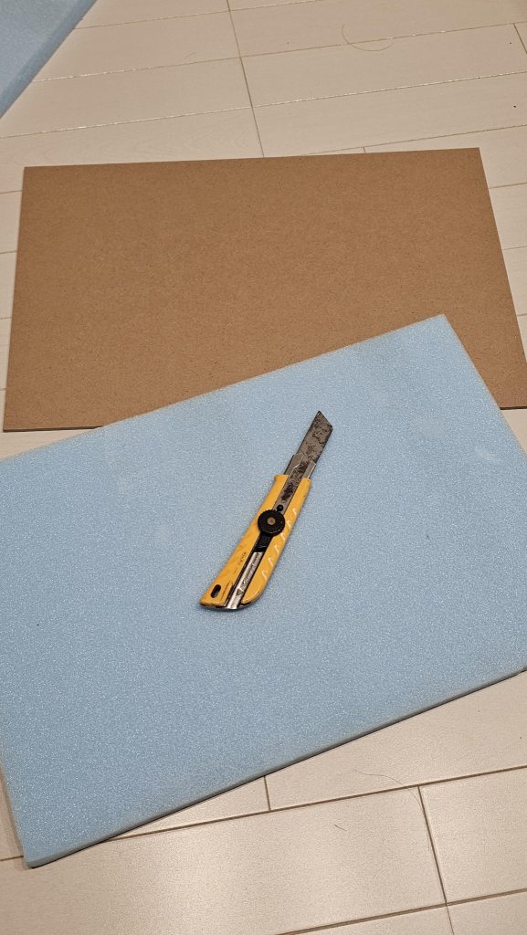 100均の板の上にスタイロフォームを貼り付けてます。ジオラマ本体の作成時間は4時間ほどになります。