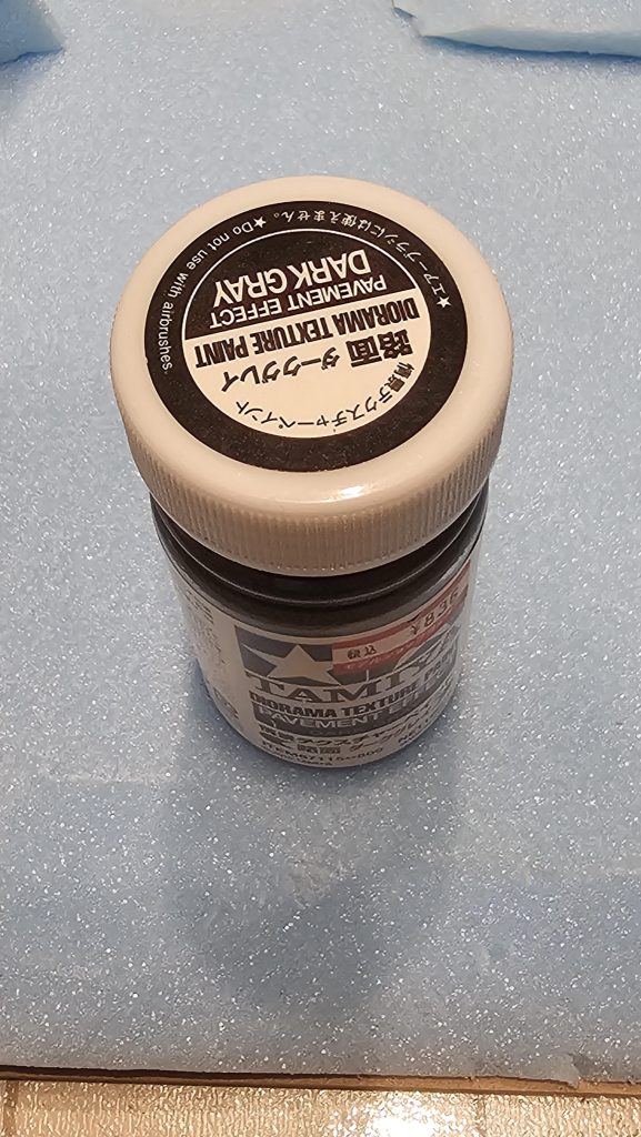 使うのはタミヤテクスチャーペイント。これが基本ベースになります。