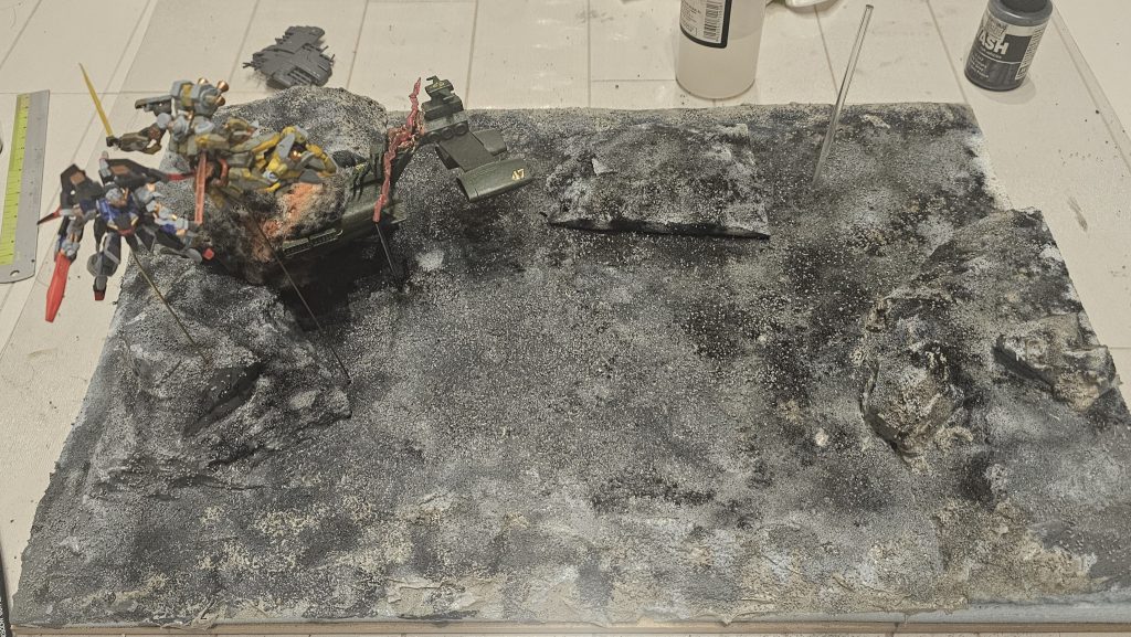 テクスチャーペイントの上に細かい石などを載せて月の地面を再現しています。