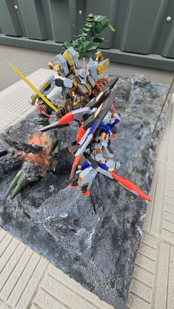 切り捨てられるザクlllとZです。ビームサーベルはHGのランナーから作ってます。