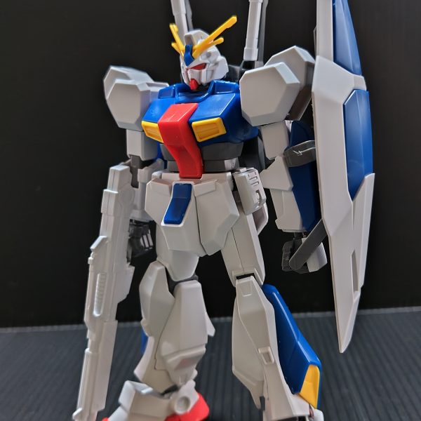 駿〇屋で買ったトリスタンを我が家のマウンテンサークルから発掘したので残念な可動範囲を最新に近いくらいにアプデするために他のガンダムの部品を付けて『なんとな～くトリスタンに見えればいいかぁ』くらいの気持ちで仮組みしました。ほとんどトリスタンの部品が……:( ;´꒳`;)（2枚目）