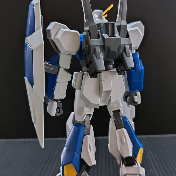 駿〇屋で買ったトリスタンを我が家のマウンテンサークルから発掘したので残念な可動範囲を最新に近いくらいにアプデするために他のガンダムの部品を付けて『なんとな～くトリスタンに見えればいいかぁ』くらいの気持ちで仮組みしました。ほとんどトリスタンの部品が……:( ;´꒳`;)（3枚目）