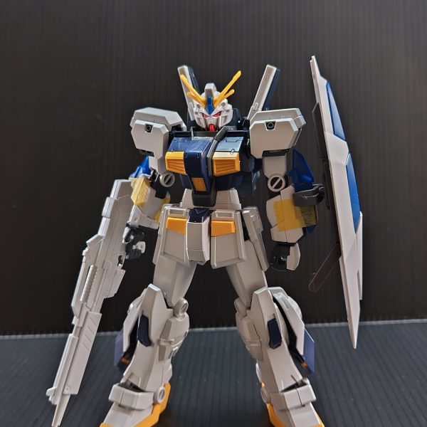 駿〇屋で買ったトリスタンを我が家のマウンテンサークルから発掘したので残念な可動範囲を最新に近いくらいにアプデするために他のガンダムの部品を付けて『なんとな～くトリスタンに見えればいいかぁ』くらいの気持ちで仮組みしました。ほとんどトリスタンの部品が……:( ;´꒳`;)（4枚目）