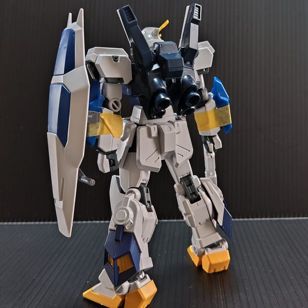 駿〇屋で買ったトリスタンを我が家のマウンテンサークルから発掘したので残念な可動範囲を最新に近いくらいにアプデするために他のガンダムの部品を付けて『なんとな～くトリスタンに見えればいいかぁ』くらいの気持ちで仮組みしました。ほとんどトリスタンの部品が……:( ;´꒳`;)（5枚目）