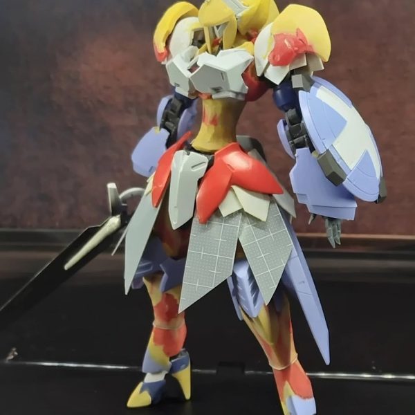 性懲りもなく、オリジナル機体もう一騎つくっちゃってるんだなぁ、これが！実はこの機体スタートしてから4年経ってまして…ちょくちょくやってたのですが、基本パーツ保管庫の肥やしになってました…けど、先週からF.S.Sにドハマりしまして、その影響を過分に受けて製作再開しました😅ちなみに最後の写真は手を付ける前の頃の姿です。（6枚目）
