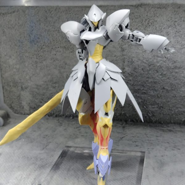 性懲りもなく、オリジナル機体もう一騎つくっちゃってるんだなぁ、これが！実はこの機体スタートしてから4年経ってまして…ちょくちょくやってたのですが、基本パーツ保管庫の肥やしになってました…けど、先週からF.S.Sにドハマりしまして、その影響を過分に受けて製作再開しました😅ちなみに最後の写真は手を付ける前の頃の姿です。（2枚目）