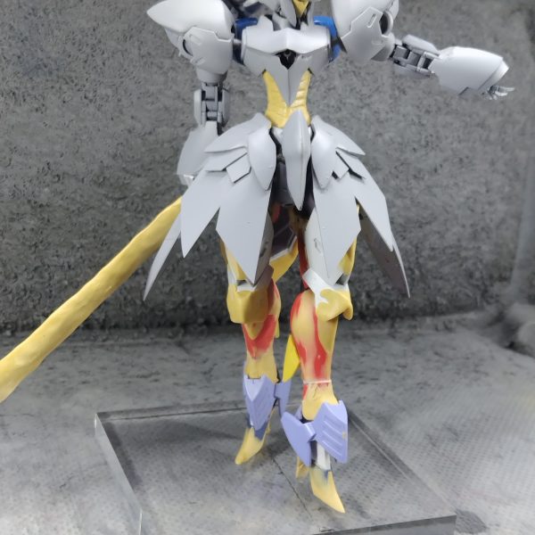 性懲りもなく、オリジナル機体もう一騎つくっちゃってるんだなぁ、これが！実はこの機体スタートしてから4年経ってまして…ちょくちょくやってたのですが、基本パーツ保管庫の肥やしになってました…けど、先週からF.S.Sにドハマりしまして、その影響を過分に受けて製作再開しました😅ちなみに最後の写真は手を付ける前の頃の姿です。（3枚目）