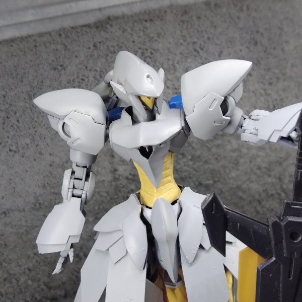 性懲りもなく、オリジナル機体もう一騎つくっちゃってるんだなぁ、これが！実はこの機体スタートしてから4年経ってまして…ちょくちょくやってたのですが、基本パーツ保管庫の肥やしになってました…けど、先週からF.S.Sにドハマりしまして、その影響を過分に受けて製作再開しました😅ちなみに最後の写真は手を付ける前の頃の姿です。（4枚目）